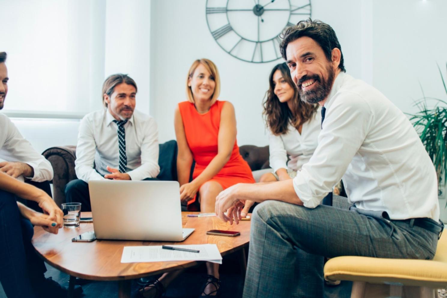 Profesionales analizando estrategias financieras competitivas